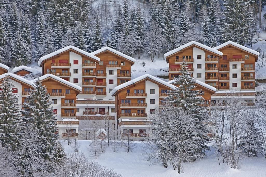 Les Naturelles chalets under deep snow